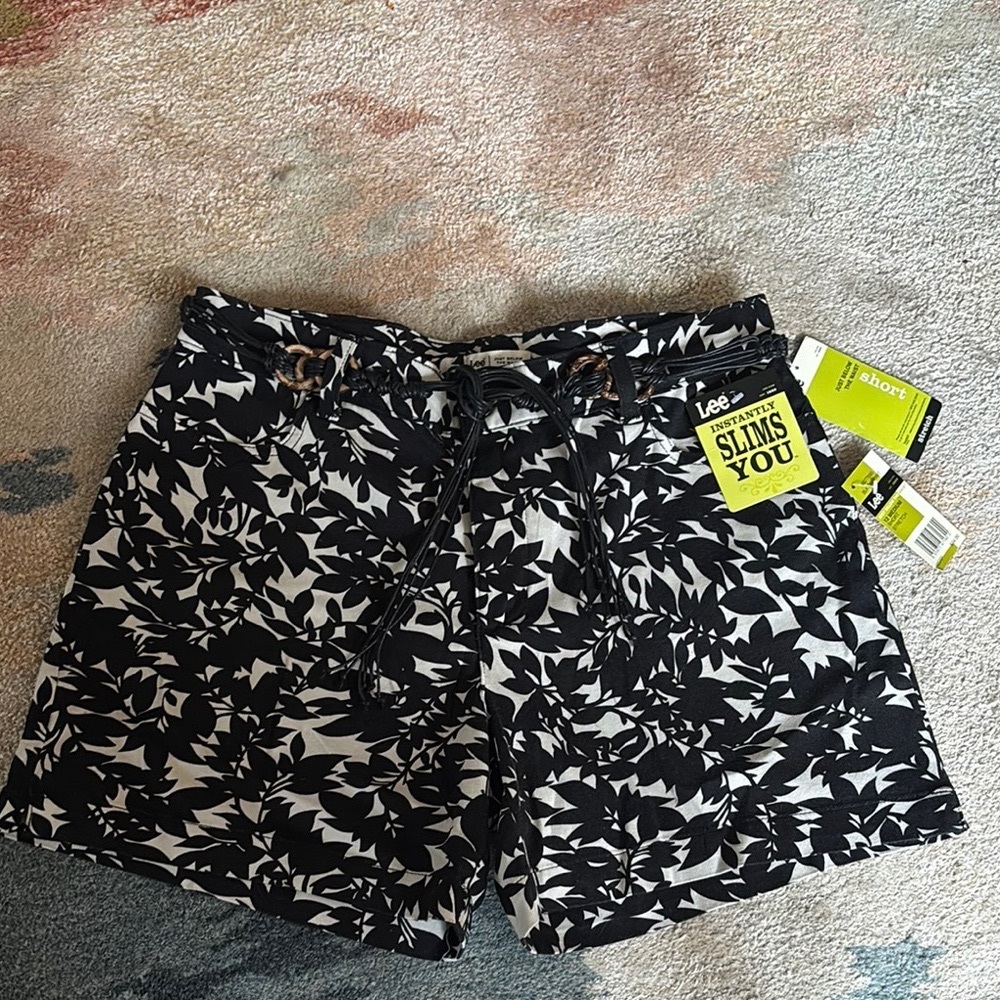 Lee NEW Slimming Shorts Black/White Sz 12 Oak Print  Shorts New w/Tags NEW